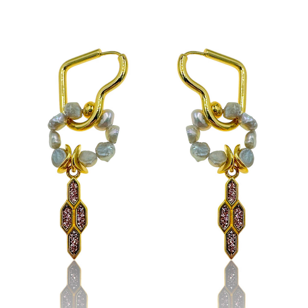 Golden Muse – Κρίκοι με Γκρι Μαργαριτάρια & Κρεμαστό Γεωμετρικό Στοιχείο