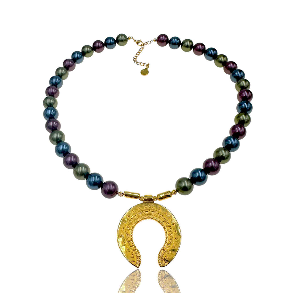 Κολιέ με Πολύχρωμες Πέρλες & Επίχρυσο Μενταγιόν Πέταλο – Χειροποίητο Κόσμημα Τύχης