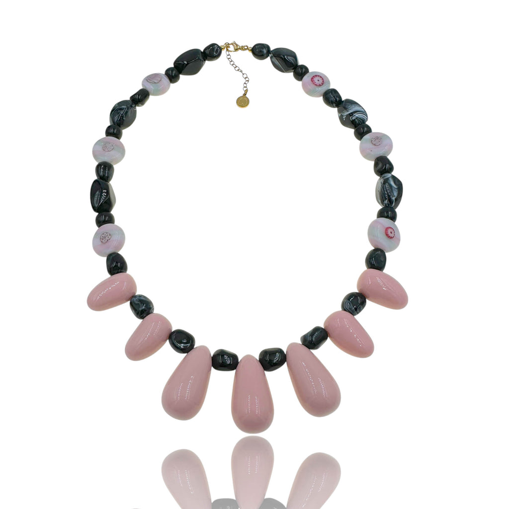 Statement Κολιέ με Ροζ Δάκρυ-Χάντρες και Μαύρες Λεπτομέρειες