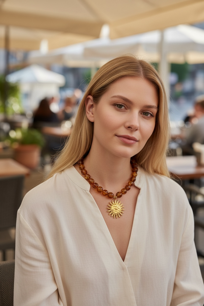 Κολιέ με Κεχριμπαρένιες Χάντρες και Χρυσό Ήλιο