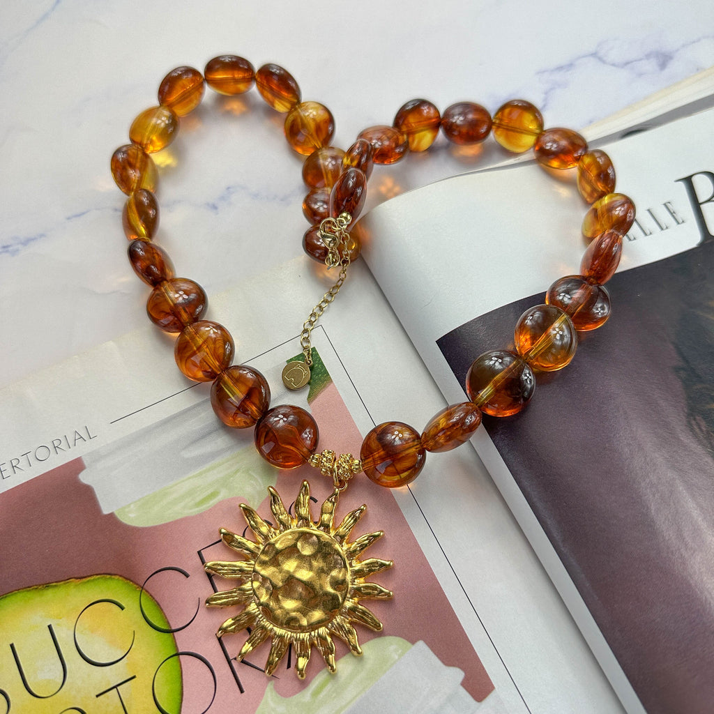 Κολιέ με Κεχριμπαρένιες Χάντρες και Χρυσό Ήλιο