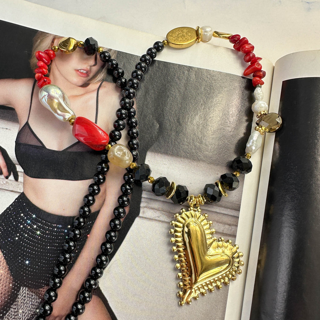 Μακρύ Κολιέ με Χρυσή Καρδιά, Κοράλλια, Μαργαριτάρια & Μαύρες Χάντρες