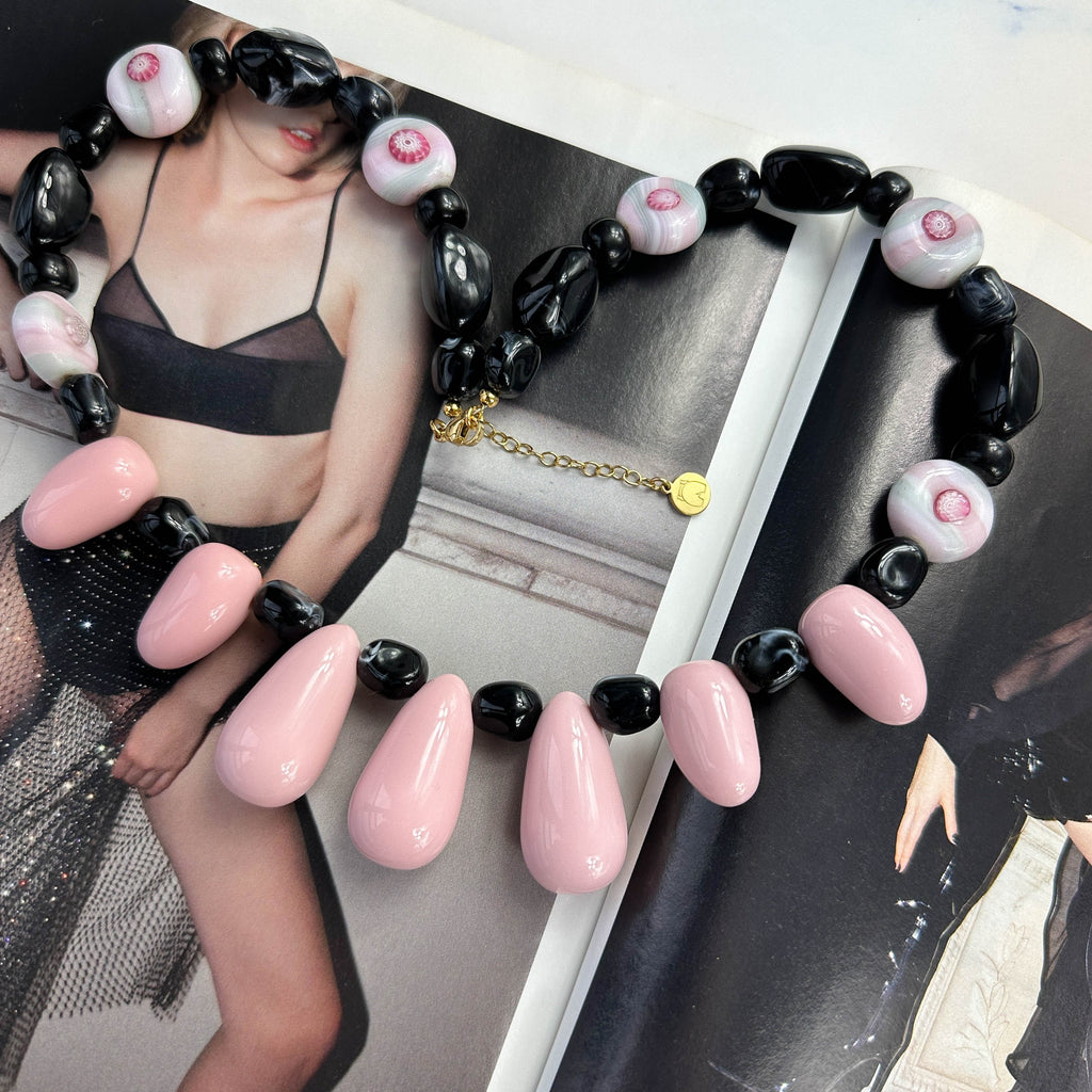 Statement Κολιέ με Ροζ Δάκρυ-Χάντρες και Μαύρες Λεπτομέρειες