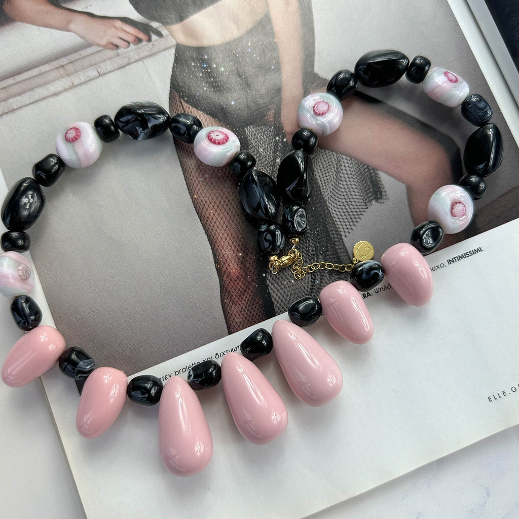 Statement Κολιέ με Ροζ Δάκρυ-Χάντρες και Μαύρες Λεπτομέρειες