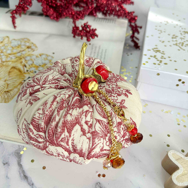 Γούρι Κολοκύθα 2026 με ντεσέν κόκκινο λευκό καμπάνες και φούντα