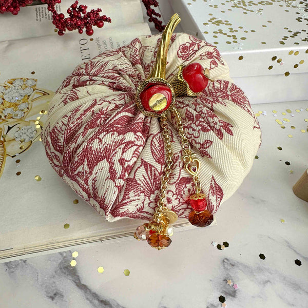 Γούρι Κολοκύθα 2026 με ντεσέν κόκκινο λευκό καμπάνες και φούντα