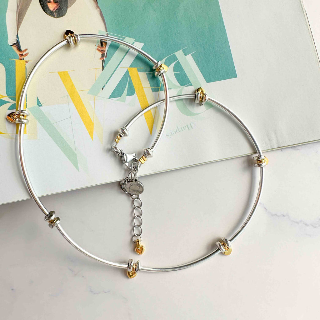 Κολιέ με χρυσές καρδιές και ασημί λεπτομέρειες