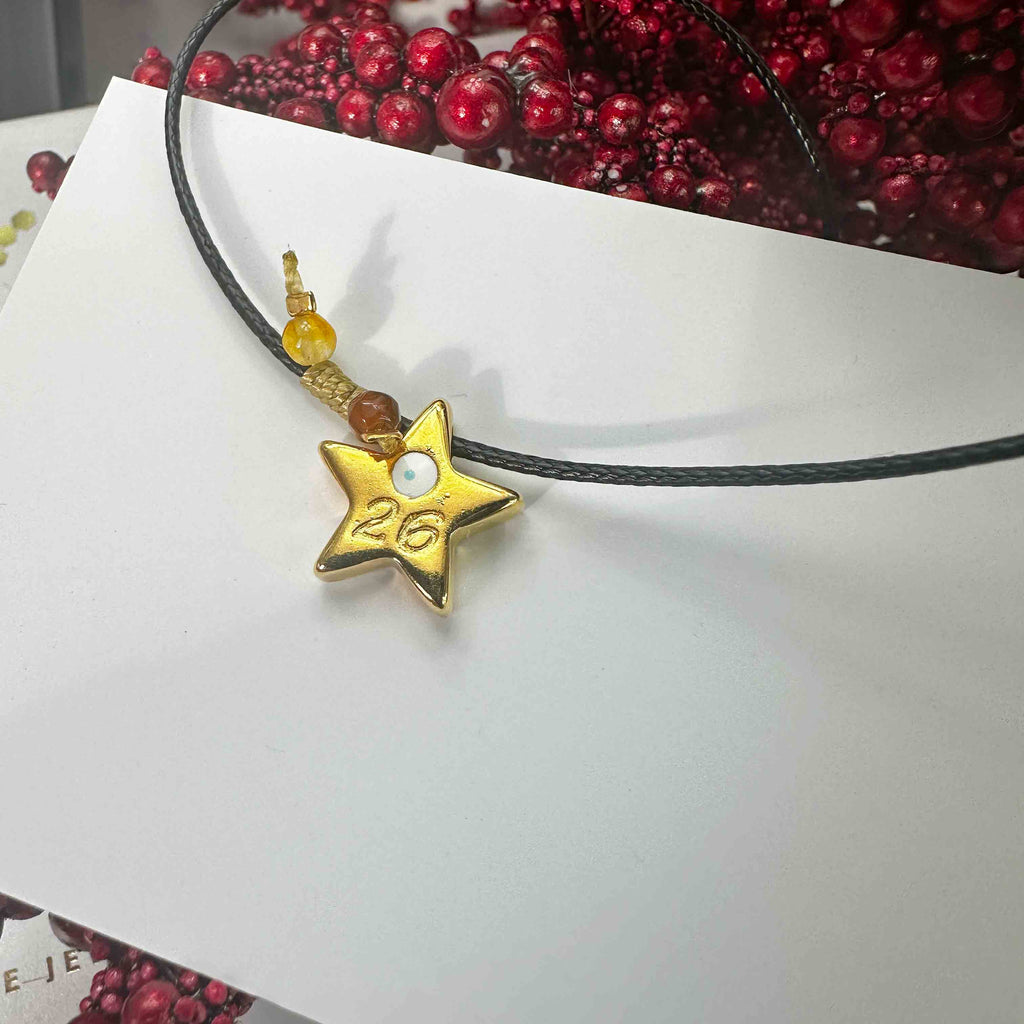 Κολιέ Γούρι 2026 με Χρυσό Αστέρι & Ματάκι – Χειροποίητο Κόσμημα με Δερμάτινο Κορδόνι