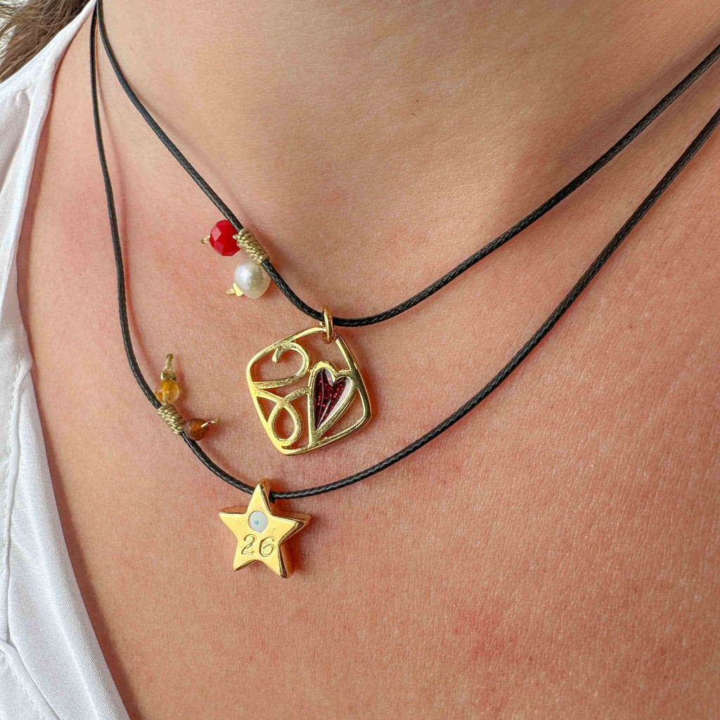 Κολιέ Γούρι 2026 με Χρυσό Αστέρι & Ματάκι – Χειροποίητο Κόσμημα με Δερμάτινο Κορδόνι