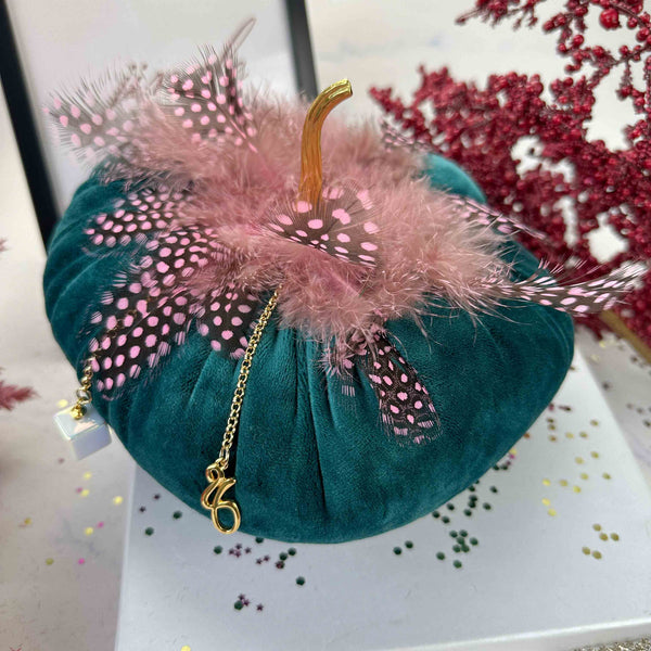 Γούρι 2026 Κολοκύθα Πετρόλ Πουά Ροζ Πούπουλα