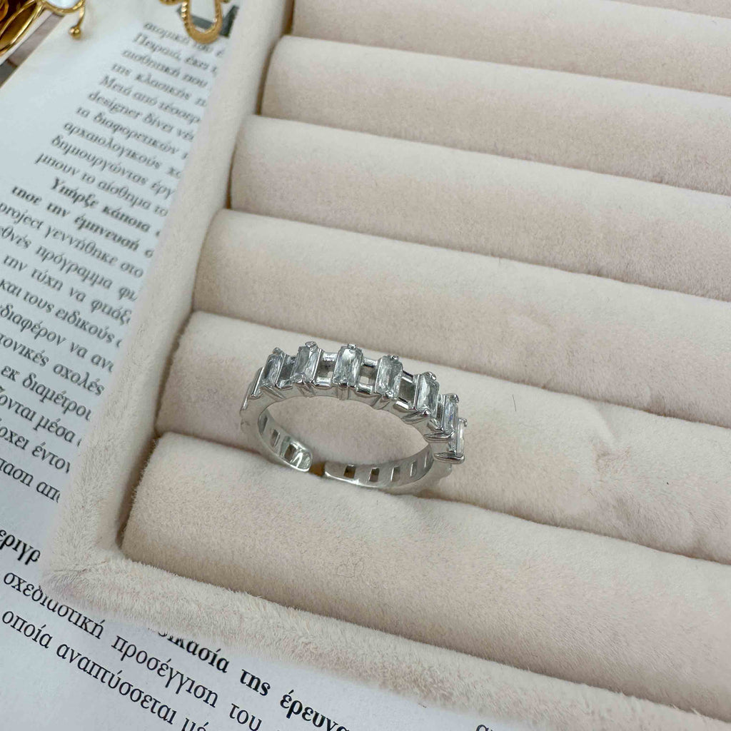 Ασημί Δαχτυλίδι από Ατσάλι με Ορθογώνια Ζιρκόν σε Γραμμική Διάταξη