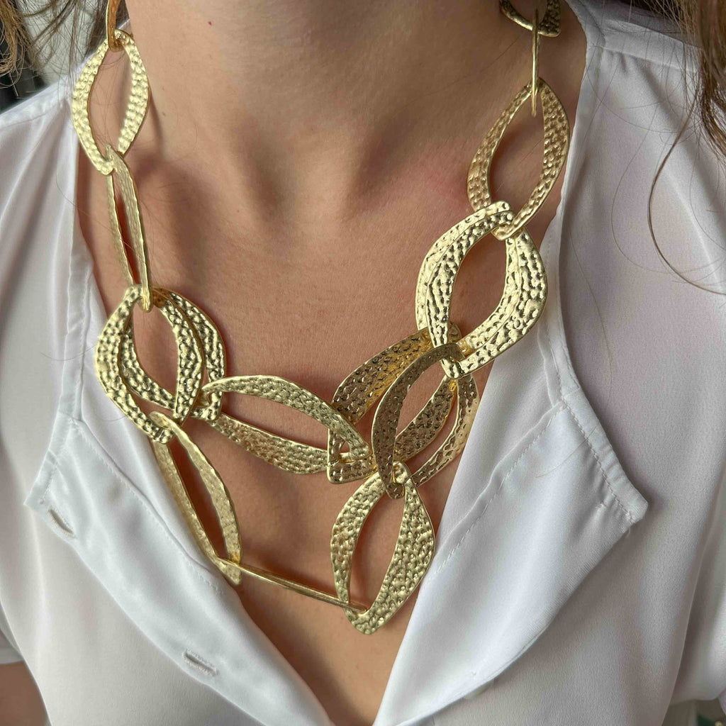 Statement Κολιέ με Χρυσούς Ανάγλυφους Κρίκους – Χειροποίητο Σφυρήλατο Κόσμημα
