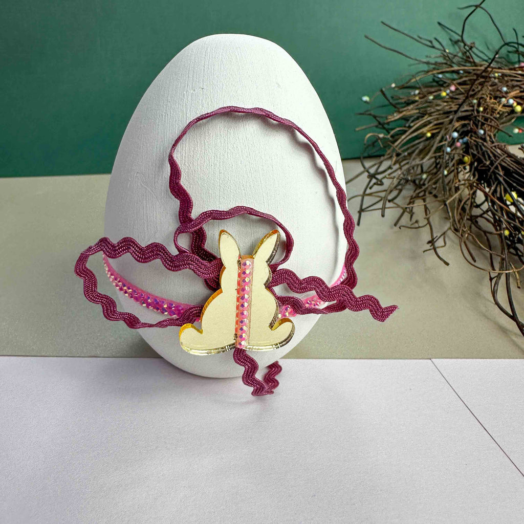 Χειροποίητο Κεραμικό Πασχαλινό Αυγό με Χρυσό Λαγουδάκι & Ροζ Κορδέλες