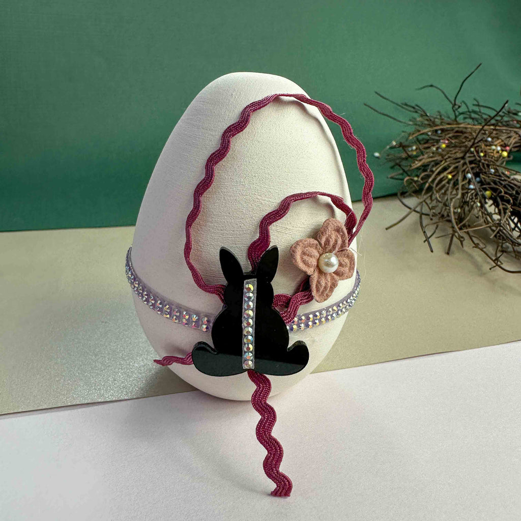 Χειροποίητο Κεραμικό Πασχαλινό Αυγό με Μαύρο Λαγουδάκι, Λουλούδι & Ροζ Κορδέλες