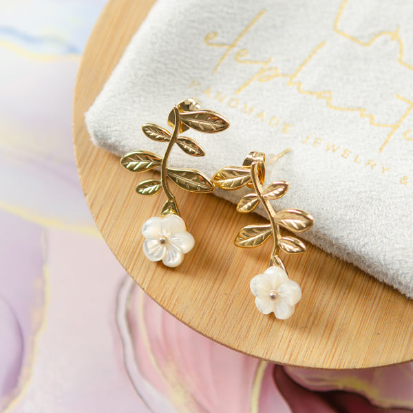 Σκουλαρίκια καρφωτά με Φίλντισι (Mother of Pearl) σε σχέδιο λουλούδι