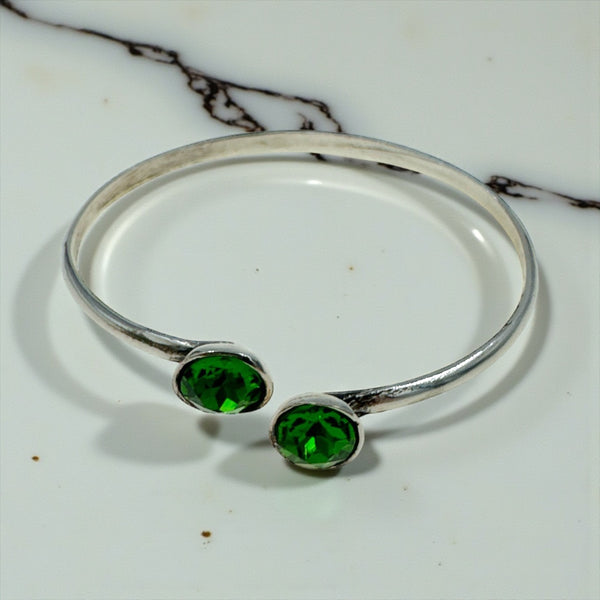“Emerald Glow” – Ασημένιο Βραχιόλι Χειροπέδα με Πράσινα Κρύσταλλα