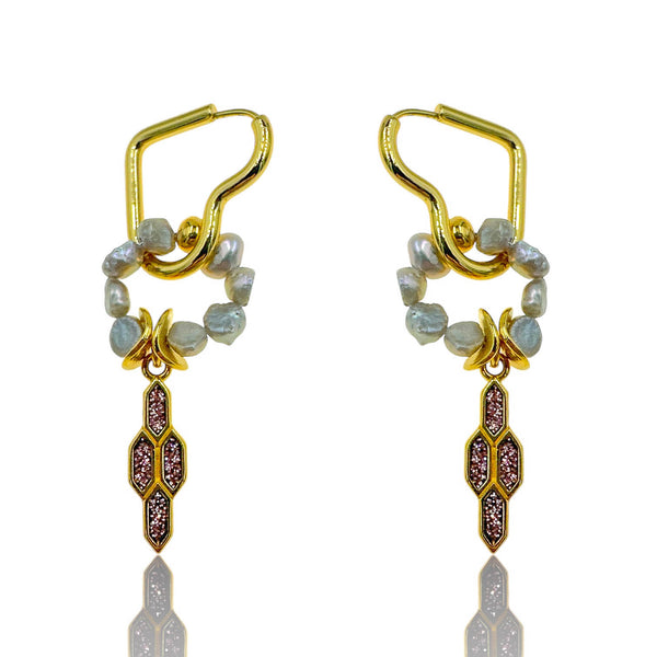 Golden Muse – Κρίκοι με Γκρι Μαργαριτάρια & Κρεμαστό Γεωμετρικό Στοιχείο