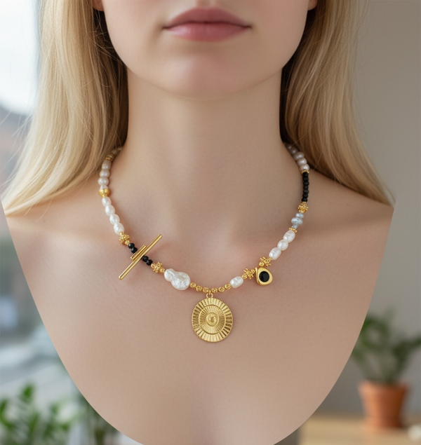 “Helios Noir” – Κολιέ με Μαργαριτάρια & Μαύρα Κρύσταλλα