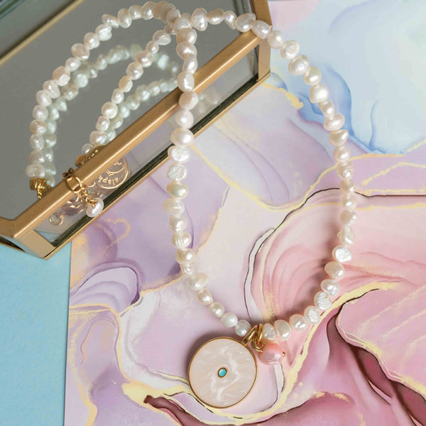 Κολιέ με μαργαριτάρια και επίχρυσο στοιχείο με σμάλτο