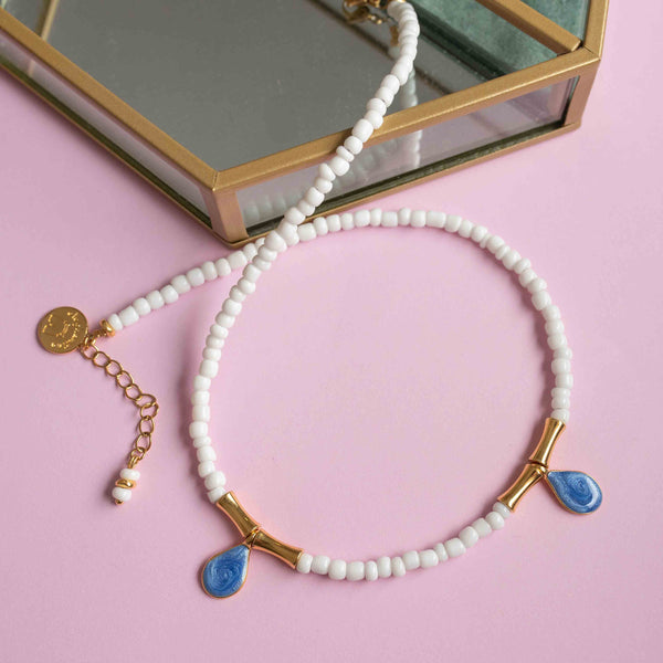 Κολιέ από λευκές χάντρες και σταγόνες με μπλε σμάλτο