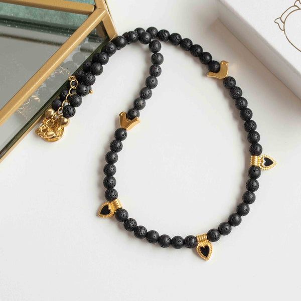 Κολιέ απο μαύρες πέτρες και επίχρυσες καρδιές με μαύρο σμάλτο