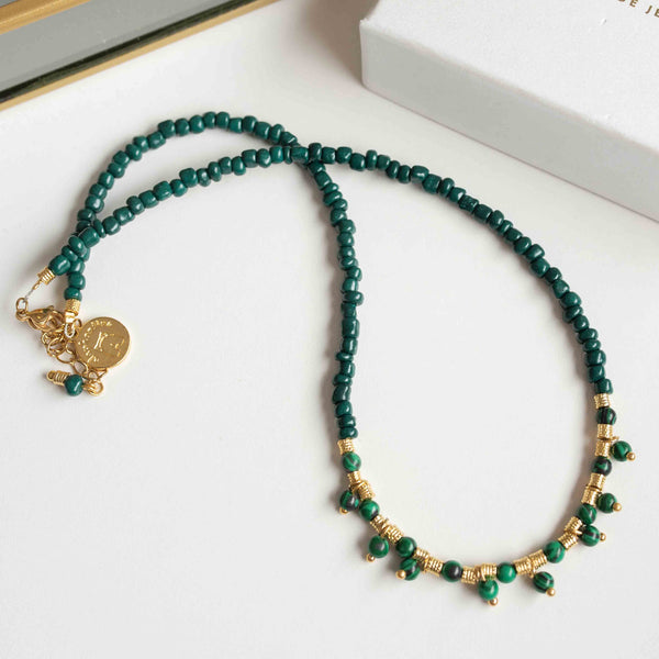 Κολιέ από χάντρες και ημιπολυτιμες πέτρες μαλαχίτη