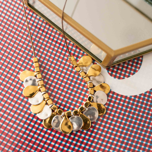 Κολιέ δερμάτινο κορδόνι και σφυρήλατα mix στοιχεία