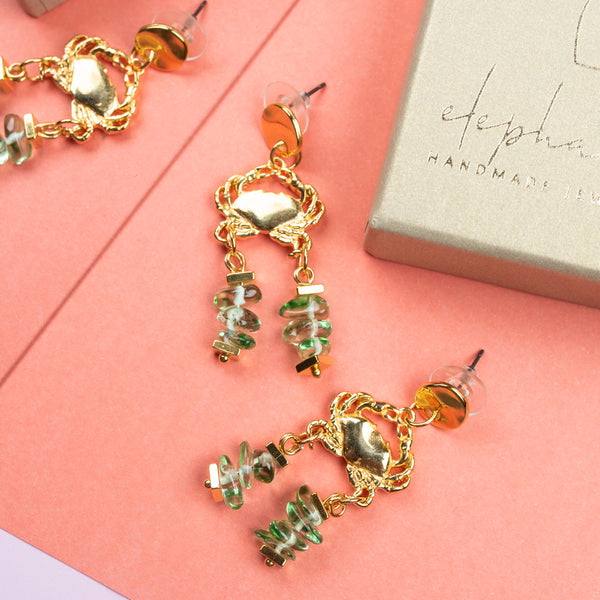 Σκουλαρίκια καρφωτά με κρεμαστό καβουράκι & πράσινες πέτρες