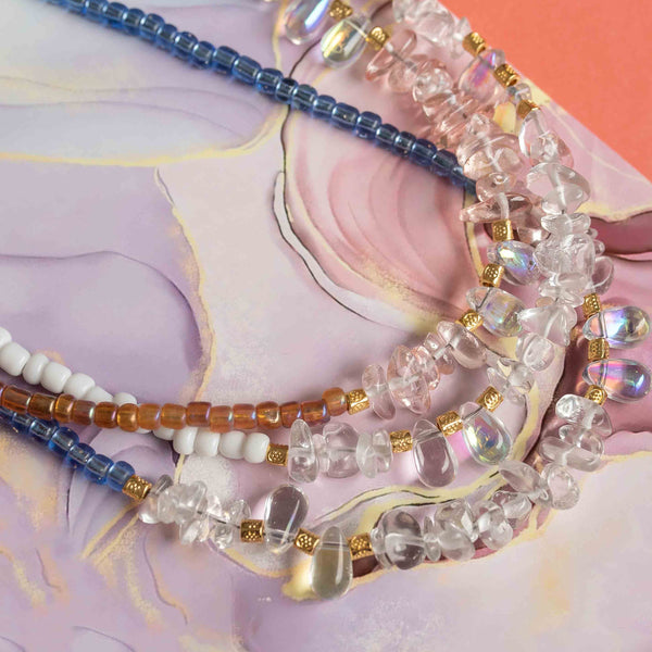 Κολιέ από χάντρες και διάφανες πέτρες