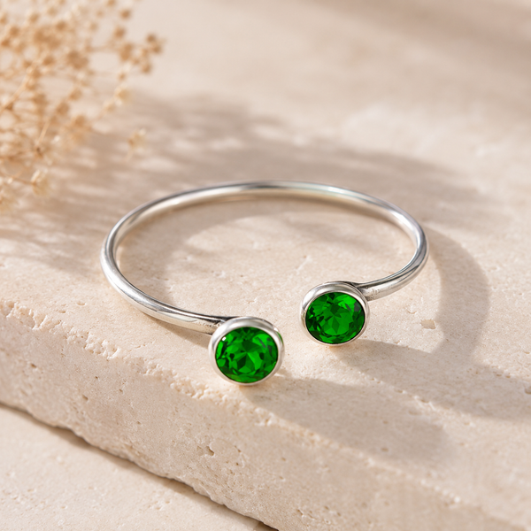 “Emerald Glow” – Ασημένιο Βραχιόλι Χειροπέδα με Πράσινα Κρύσταλλα