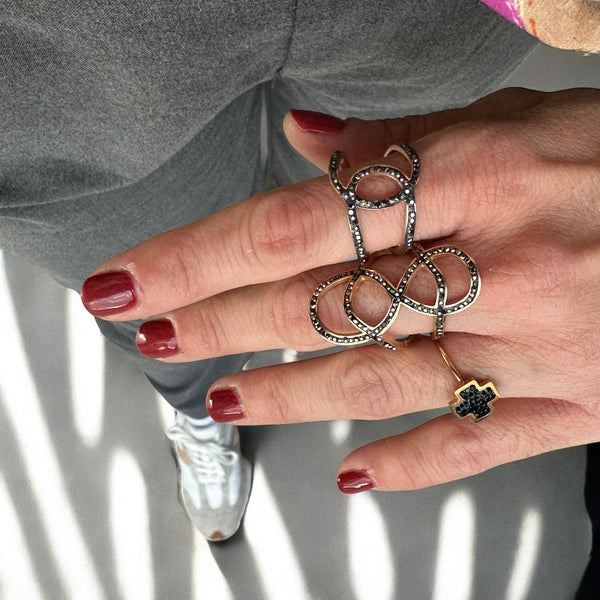 Ατσάλινο Δαχτυλίδι με Ροζ Επιχρύσωση και Σχέδιο Διπλού Κύκλου με Μαύρα Ζιργκόν