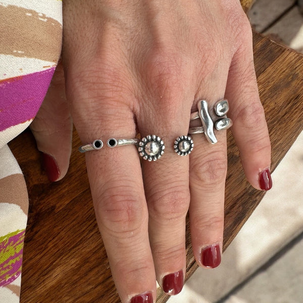 Ασημί Ανοιχτό Δαχτυλίδι με Ανάγλυφα Μοτίβα Vintage