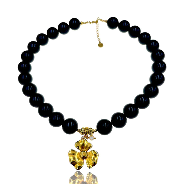 Κολιέ με Μαύρες Χάντρες Κι Επίχρυσο Μενταγιόν Λουλούδι