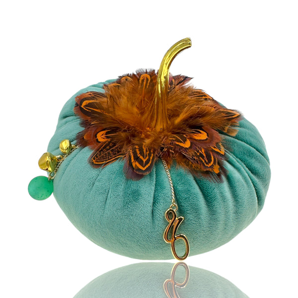 Διακοσμητική Βελούδινη Κολοκύθα Σομόν-Πράσινη Γούρι 2026 με Φτερά