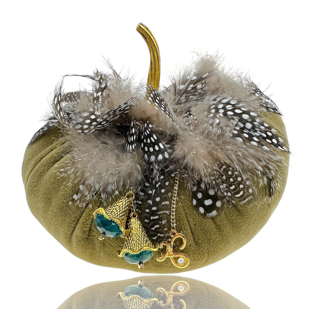 Βελούδινη Κολοκύθα Διακοσμητική Χακί Γούρι 2026 με Φτερά