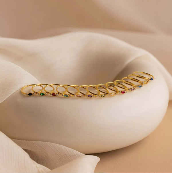 Επιχρυσωμένο δαχτυλίδι από ατσάλι με κρύσταλλα και λευκά ζιρκόν