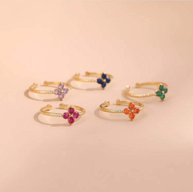 Ατσάλινο επιχρυσωμένο δαχτυλίδι με λουλούδι και χρωματιστά ζιργκόν