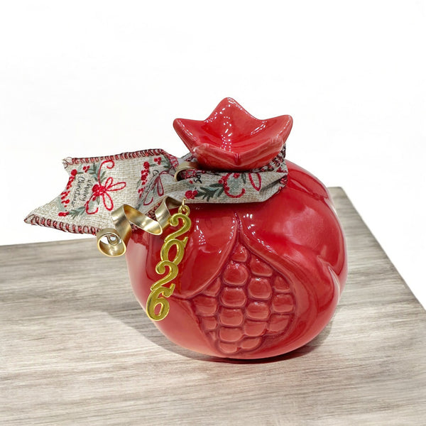 Κεραμικό Γούρι Ρόδι 2026 σε Κόκκινο με Διακοσμητική Κορδέλα "Merry Christmas" (12cm)