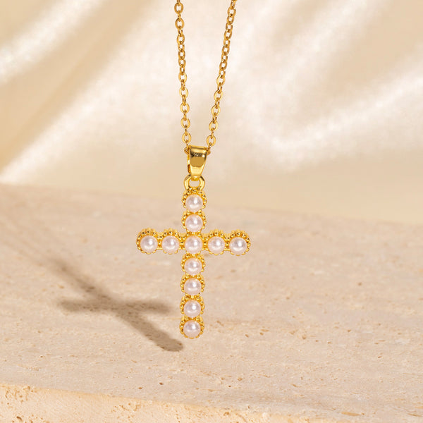 Χρυσός Σταυρός με Πέρλες σε Κολιέ – Διακριτικό & Κομψό Κόσμημα