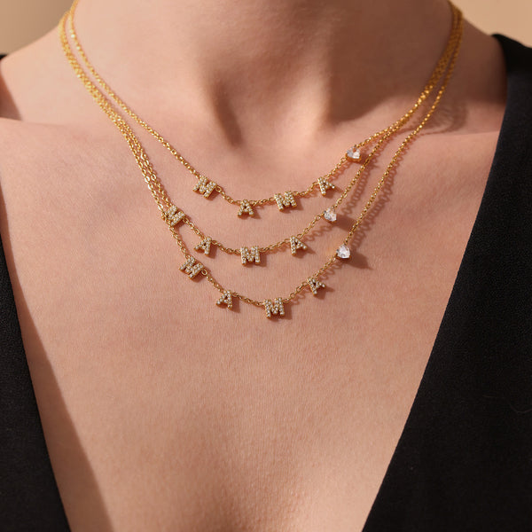 Χρυσό Κολιέ «ΜΑΜΑ» με Λευκά Κρύσταλλα – Κομψό & Συμβολικό Κόσμημα