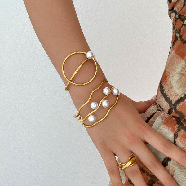 Χειροπέδα Χρυσού Χρώματος με Λευκές Πέρλες – Κομψό & Μοντέρνο Βραχιόλι