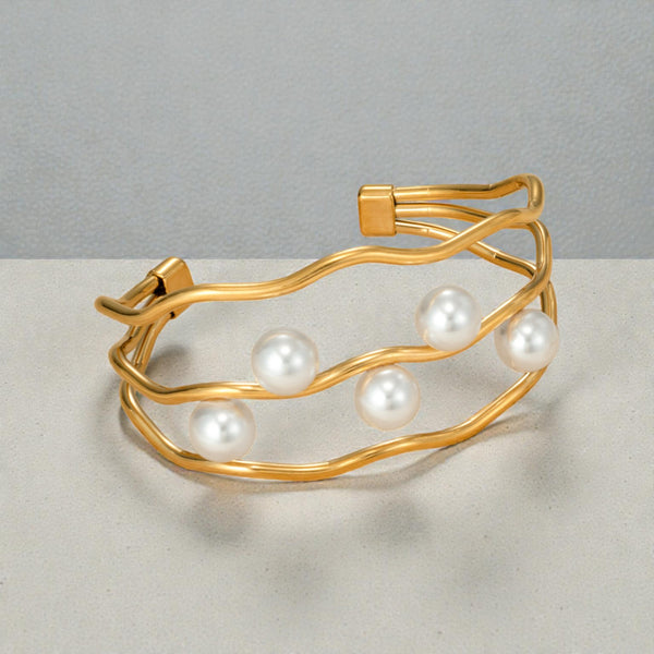 Χειροπέδα Χρυσού Χρώματος με Λευκές Πέρλες – Κομψό & Μοντέρνο Βραχιόλι