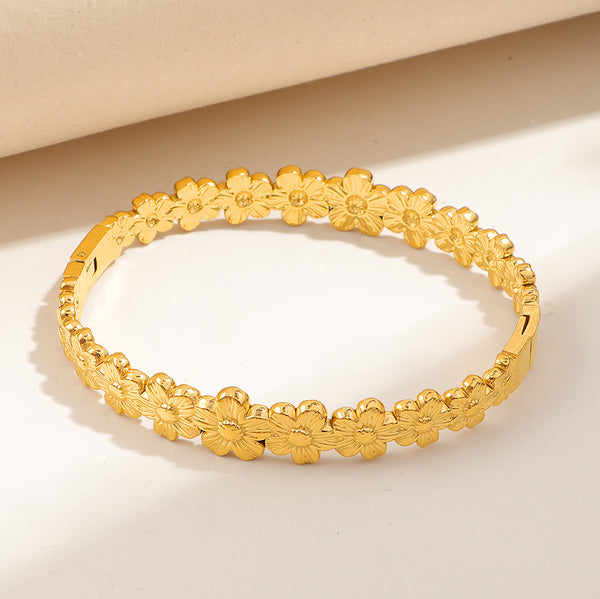 Ατσάλινη Χειροπέδα Χρυσού Χρώματος με Ανάγλυφα Λουλούδια – Ρομαντικό Βραχιόλι
