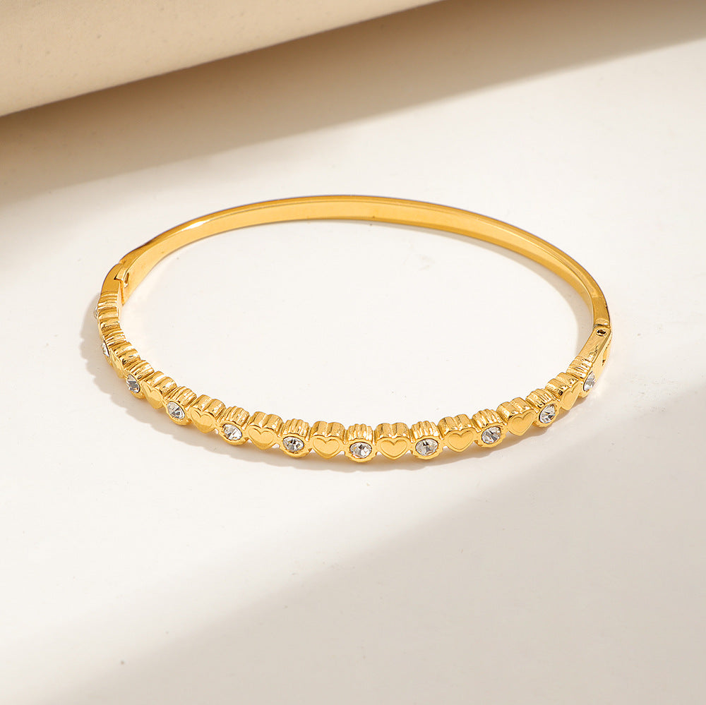 Ατσάλινη Χειροπέδα Χρυσού Χρώματος με Καρδιές & Λευκά Κρύσταλλα – Ρομαντικό Βραχιόλι