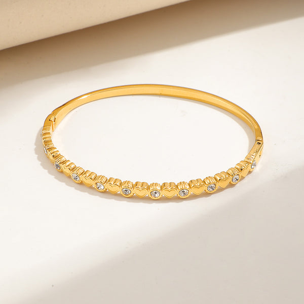 Ατσάλινη Χειροπέδα Χρυσού Χρώματος με Καρδιές & Λευκά Κρύσταλλα – Ρομαντικό Βραχιόλι