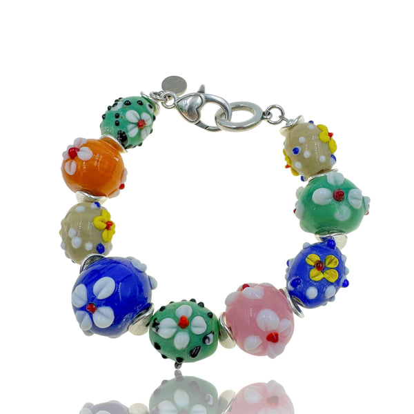Χειροποίητο Βραχιόλι με Γυάλινες Χάντρες & Ανάγλυφα Λουλούδια – Πολύχρωμο Μοναδικό Κόσμημα