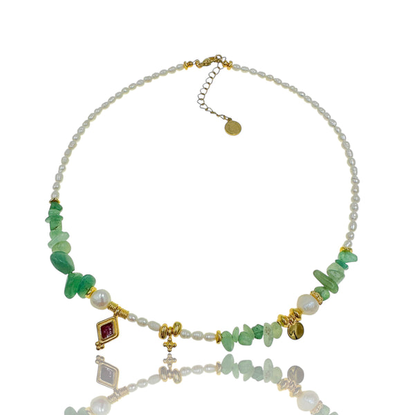 Κολιέ με Μαργαριτάρια Rice, Πράσινα Chips και Χρυσές Λεπτομέρειες