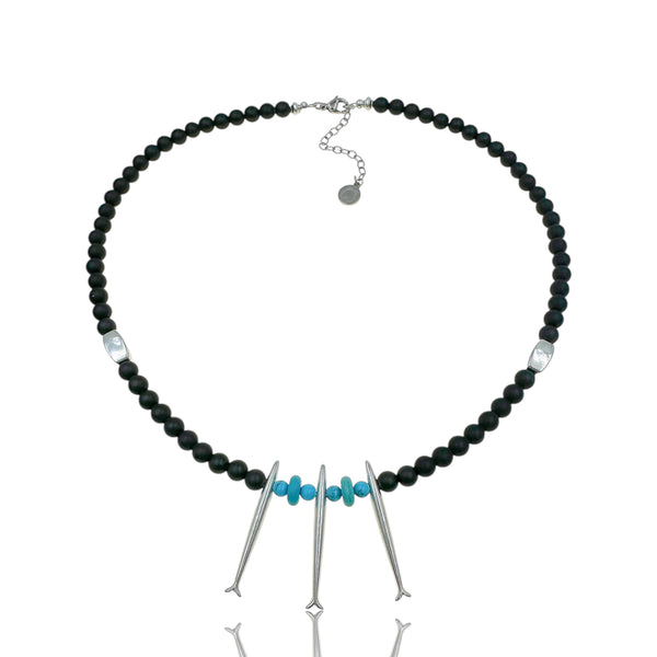 Κολιέ με Μαύρες και Τυρκουάζ Χάντρες και Μεταλλικά Ψάρια