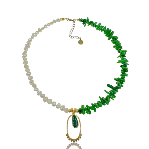 Κολιέ "Chloris" με Μαργαριτάρια, Πράσινα Κοράλλια και Οβάλ Χρυσό Μενταγιόν