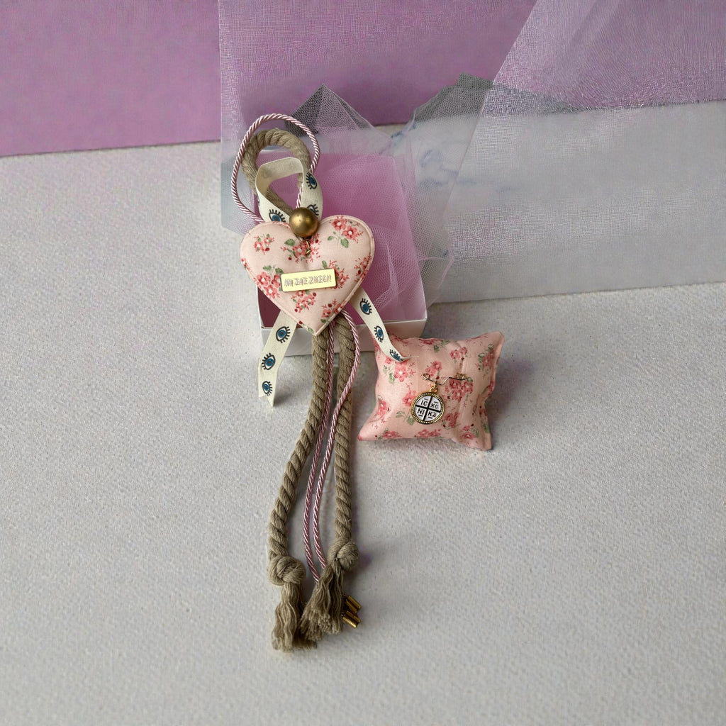 Σετ Δώρου Νεογέννητου Κοριτσιού – Γούρι Καρδιά με Λουλούδια «Να σας ζήσει» & Παραμάνα IC XC NIKA